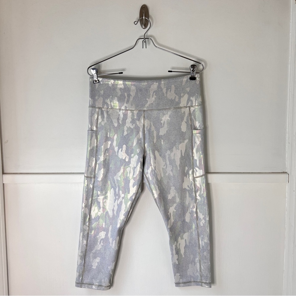 Zyia Active Silver Camo Metallic Pocket Light N Tight Hi-Rise Capri Legg…